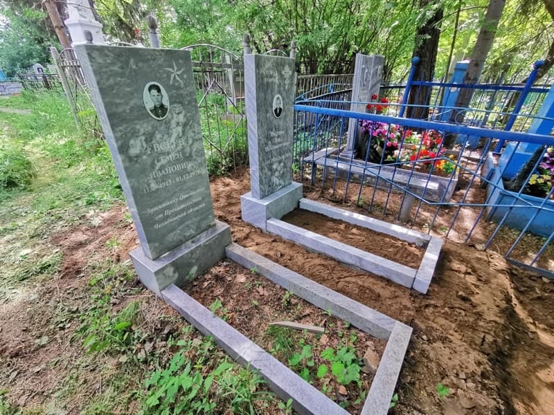 Памятники и надгробия